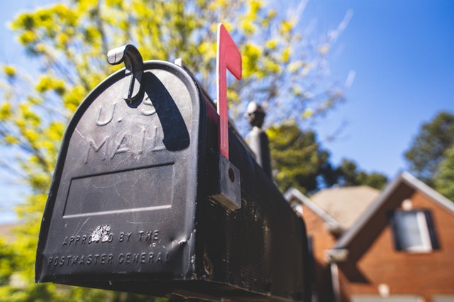 černá poštovní schránka