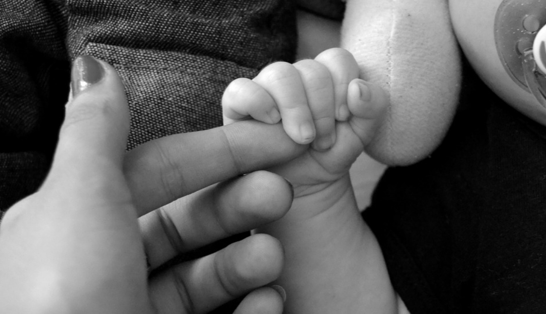 ruce maminky a dítěte